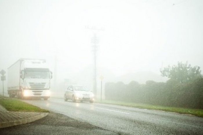 Ilustračný obrázok k článku Počasie opäť znepríjemnilo šoférovanie: Rýchlostná cesta R1 bola zahalená do hmly