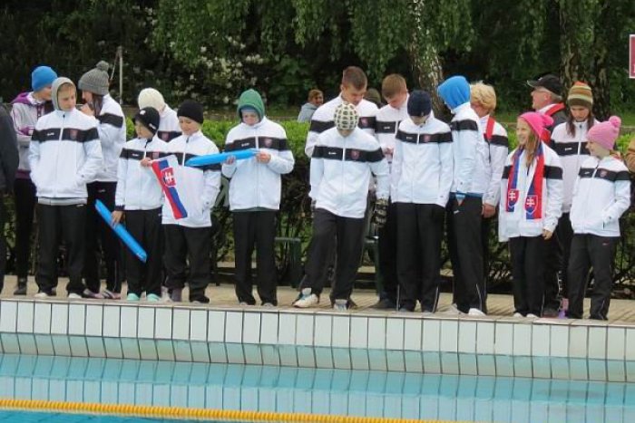 Ilustračný obrázok k článku Mladí plavci UMB opäť úspešne reprezentovali: V Karlových Varoch získali 42 medailí