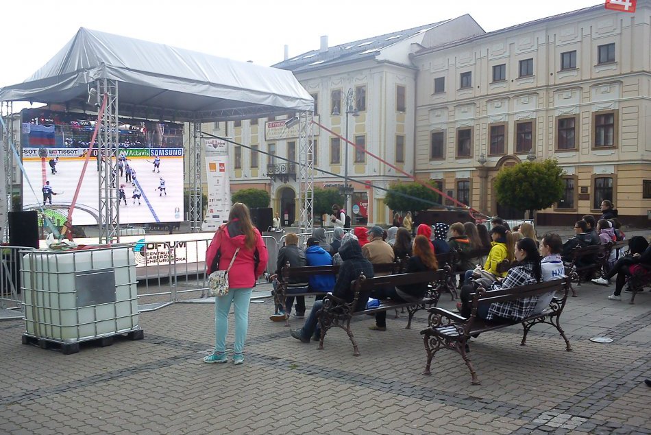 Ilustračný obrázok k článku Hokejové majstrovstvá sa nezadržateľne blížia: Bude v Bystrici opäť veľkoplošná obrazovka?