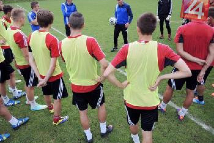 Ilustračný obrázok k článku Reči o konci futbalovej Dukly sa nenaplnili: Klub začal letnú prípravu s množstvom mladíkov
