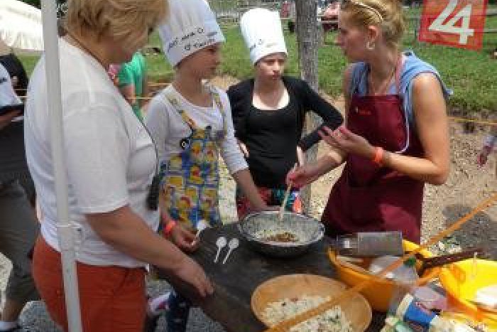 Ilustračný obrázok k článku Rozprávková dedinka na Donovaloch rozvoniavala haluškami: Nad hrnce sa postavili malí kuchári