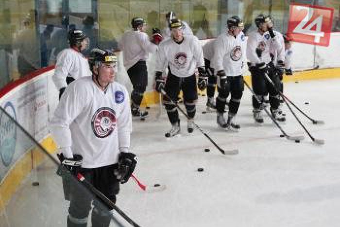 Ilustračný obrázok k článku Bystrickí hokejisti na ľad nastúpia s čiernymi páskami: Takto sa hráči dozvedeli o tragédii!