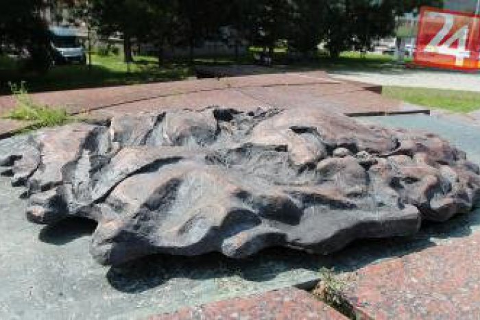 Ilustračný obrázok k článku Dielo, ktoré púta pozornosť: Na námestí je už chrasta, môže pripomínať aj meteorit FOTO