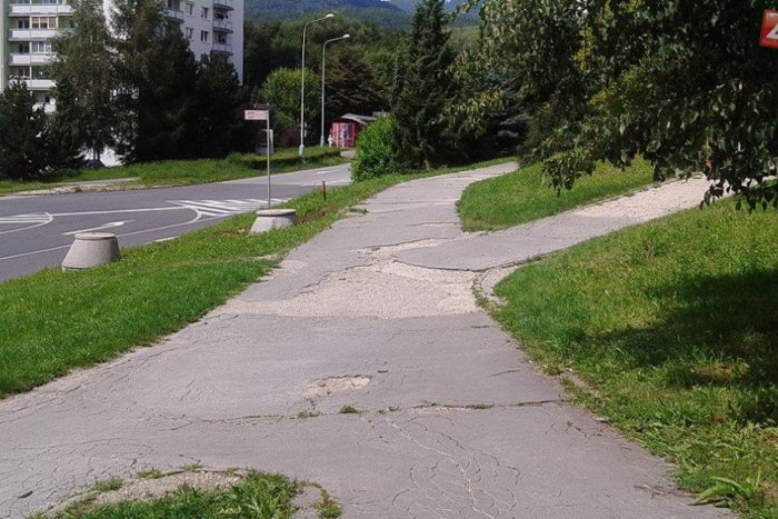 Ilustračný obrázok k článku Bystričanov hnevajú zničené chodníky: Čo hovorí mesto na pálčivý problém?