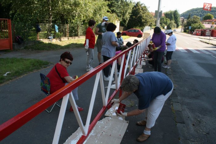 Ilustračný obrázok k článku Na bystrickom sídlisku sa činili dobrovoľníci: Maľovali dôchodkyne aj ľudia z iných častí mesta