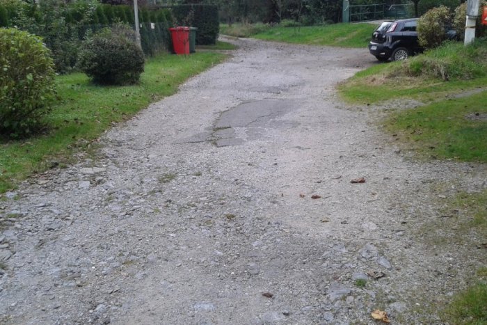 Ilustračný obrázok k článku Zúfalým Bystričanom svitá na lepšie časy: Cesta, na ktorej už nie je ani asfalt sa konečne dočká opravy