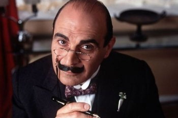 Ilustračný obrázok k článku Tip na knihu: Obľúbený Hercule Poirot sa vracia, riešiť bude Vraždy s monogramom