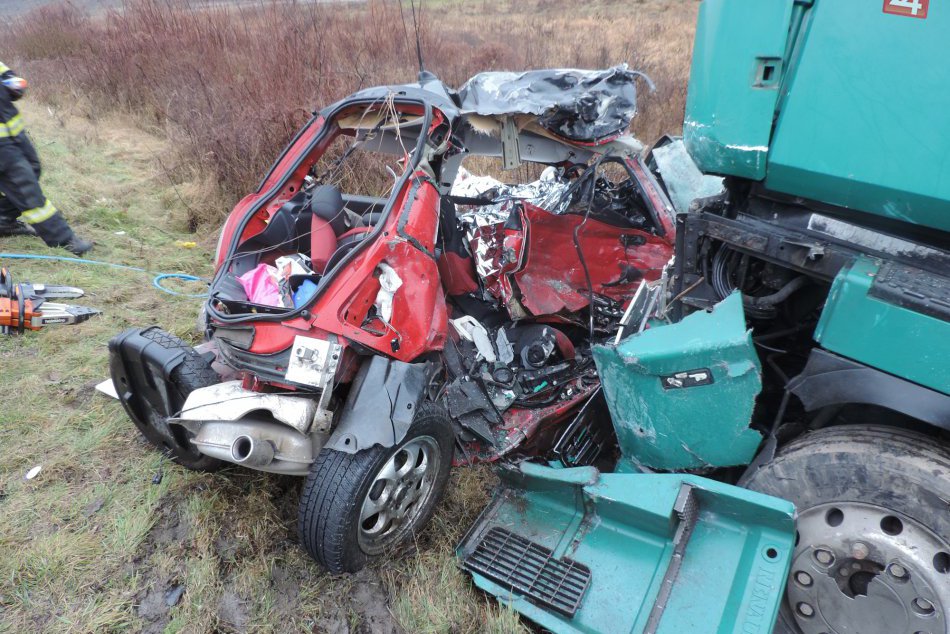 Ilustračný obrázok k článku Hrozivá nehoda na Donovaloch: BMW narazilo do oproti idúcej audiny a potom do kamiónu!