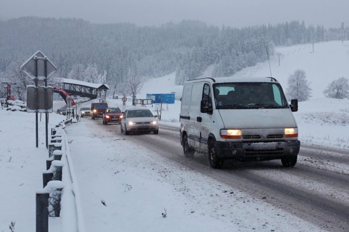 Ilustračný obrázok k článku Sneženie narobilo problémy na cestách. Obmedzenia na Donovaloch, Čertovica už prejazdná