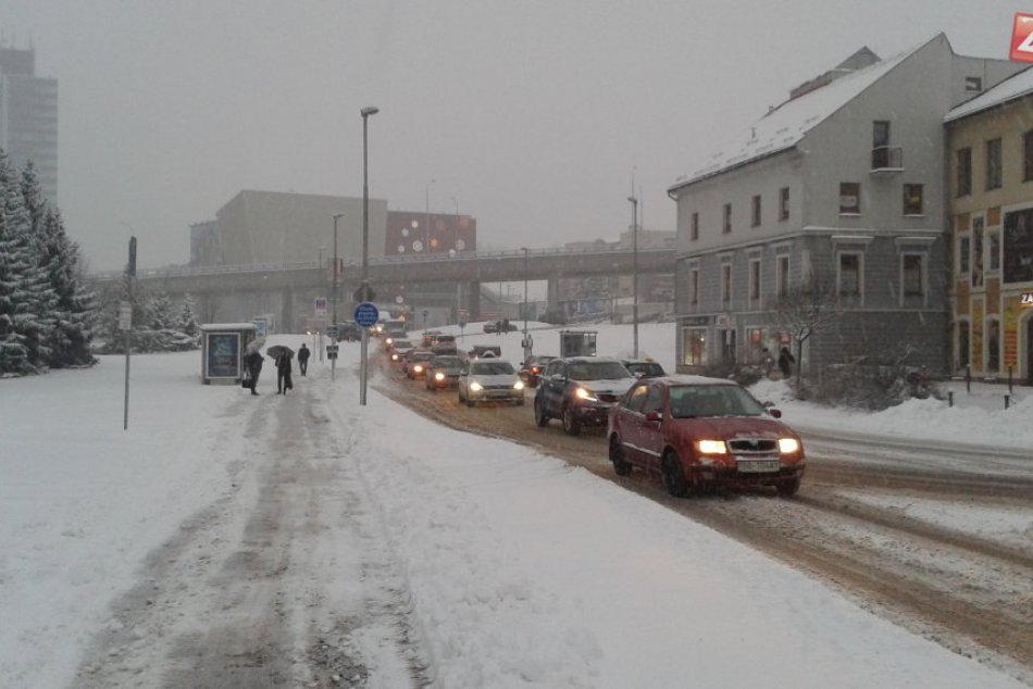 Ilustračný obrázok k článku Perinbaba sa vracia, Bystricu varujú: Až takéto sneženie u nás treba očakávať!
