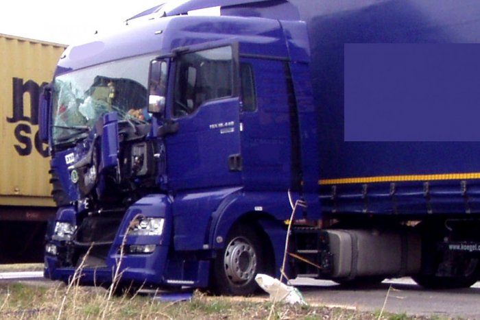 Ilustračný obrázok k článku Zrážka auta s kamiónom v Bystrici. Na mieste zasahovali hasiči!