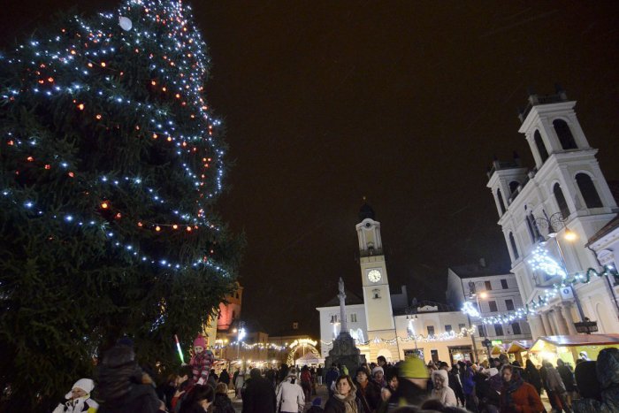 Ilustračný obrázok k článku Vianočný stromček v Bystrici rozsvieti Mikuláš: Príde aj s pomocníkmi, toto všetko nás čaká na námestí