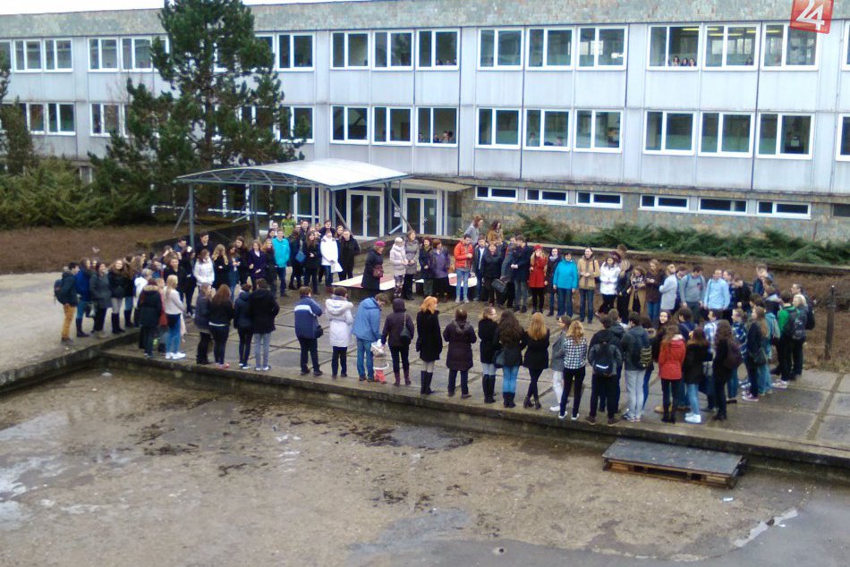 Ilustračný obrázok k článku Silné chvíle na nádvorí bystrického gymnázia: Keď to študenti zbadali, vo veľkom odišli zo školy