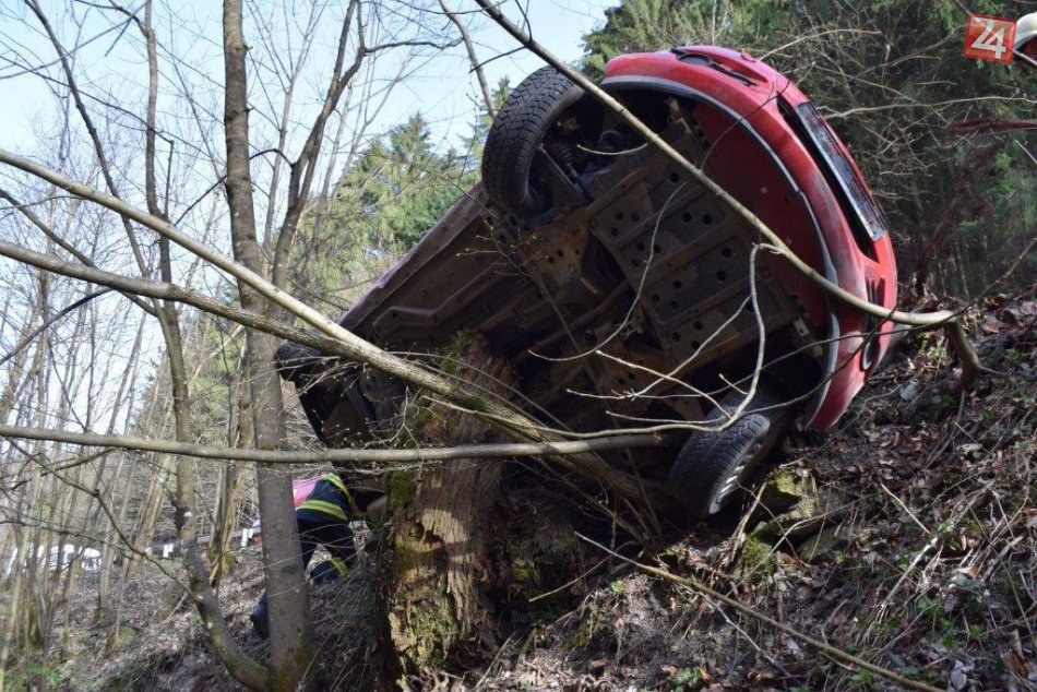 Ilustračný obrázok k článku ZÁBERY z miesta hrozivej nehody pri Bystrici: Opel skončil zakliesnený na stromoch nad potokom