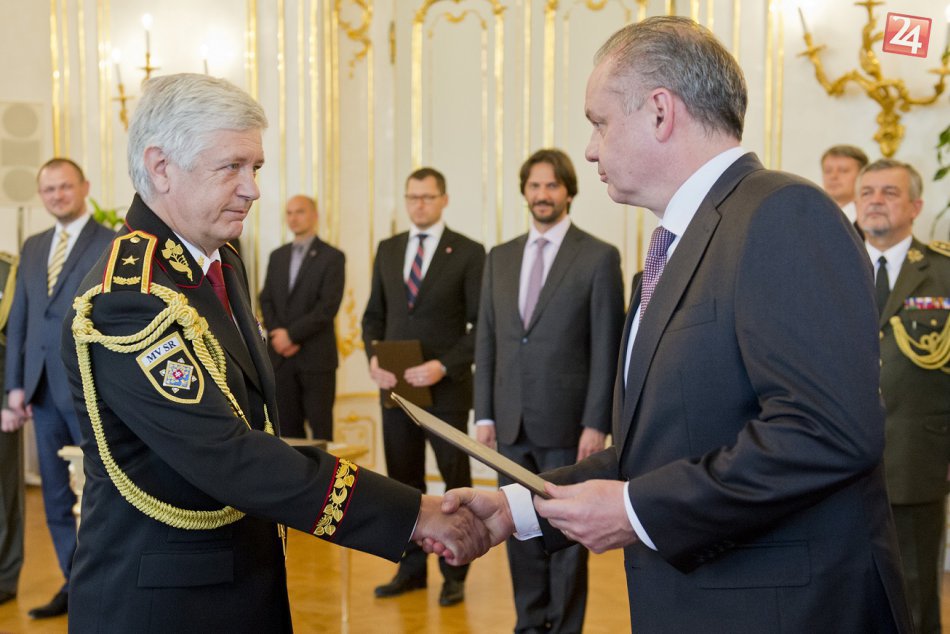 Ilustračný obrázok k článku Kiska slávnostne prideľoval hodnosti: Bystrický krajský policajný šéf sa stal generálom!