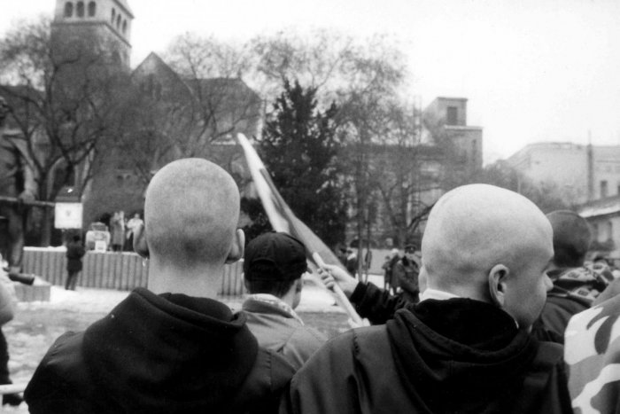 Ilustračný obrázok k článku Zo skinheada bojovník proti radikalizácii mládeže. V Bystrici rozpovie príbeh o veľkej premene