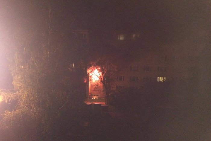 Ilustračný obrázok k článku VIDEO z miesta ničivého požiaru v Bystrici. Žena s popáleninami vyskočila z horiaceho bytu