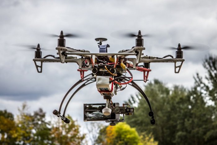 Ilustračný obrázok k článku Drony sú lietajúce roboty budúcnosti. Čo všetko už dokážu?