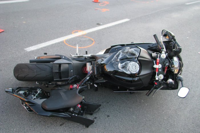 Ilustračný obrázok k článku Nehoda motocyklistu (46) neďaleko Bystrice. Na Šturci nezvládol prejazd zákrutou