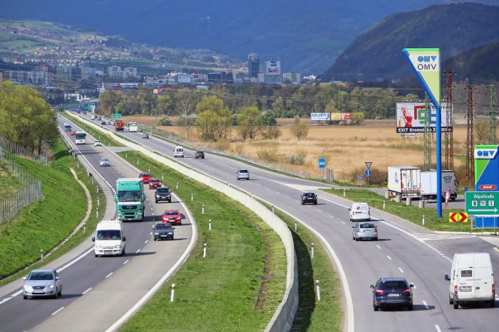 Ilustračný obrázok k článku Nehoda 2 vozidiel na R1-tke v Bystrici. Na mieste aj zranený!