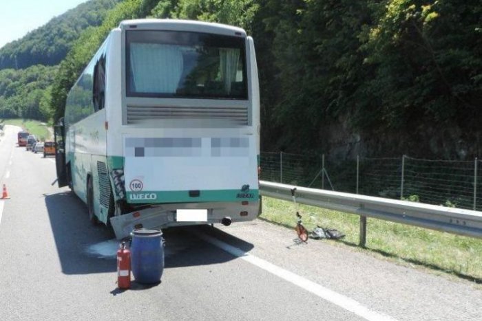 Ilustračný obrázok k článku Nehoda autobusu s osobným vozidlom v Senici. V aute sa zranila 1 osoba!