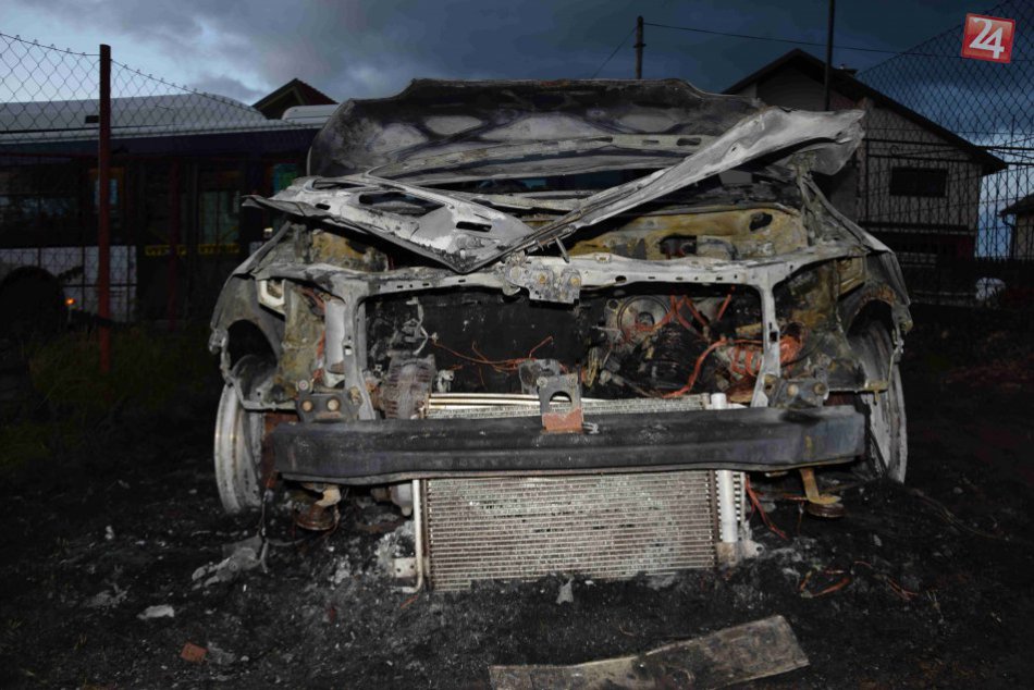 Ilustračný obrázok k článku FOTO: Pri dome v Badíne zachvátili plamene auto. Škoda sa vyšplhala na tisíce eur