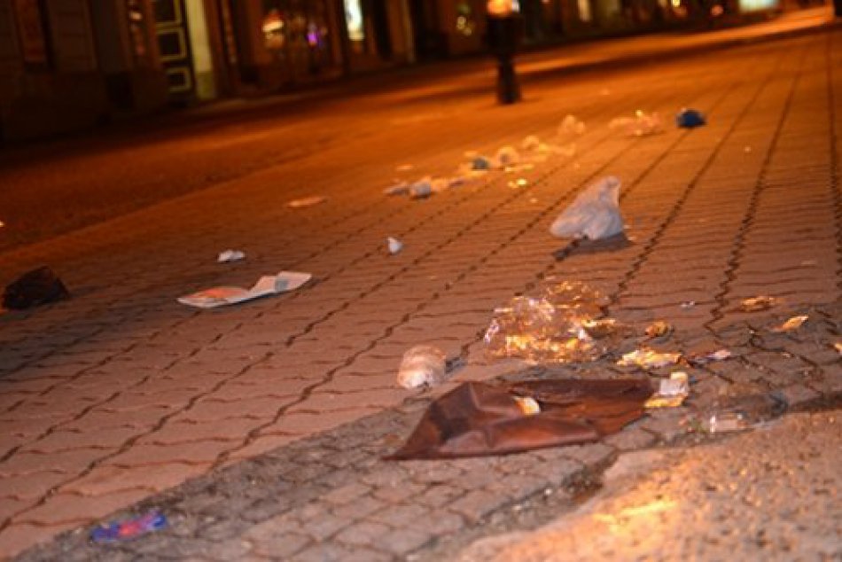 FOTO: Rušný piatok v Bystrici, z námestia sa stalo smetisko