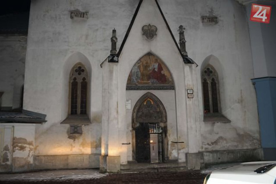 Zlodej úradoval v bystrickom kostole: Pred krádežou na pietnom mieste ho nedorad