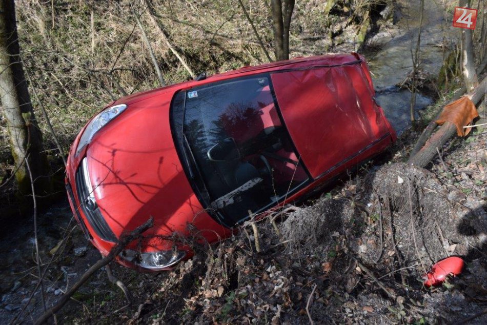 Opel na hrozivých fotkách: Zakliesnený nad potokom
