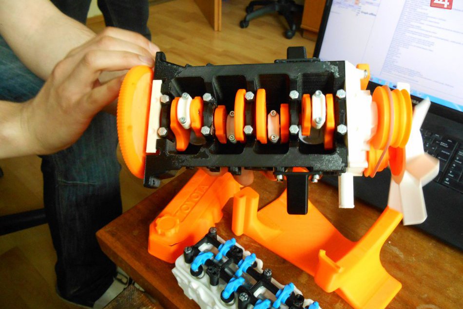 FOTO: Prototyp motora vytlačený 3D tlačiarňou v Bystrici