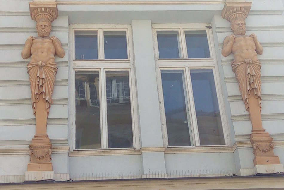 Sochy altantov a karyatíd na fasádach bystrických budov v OBRAZOCH