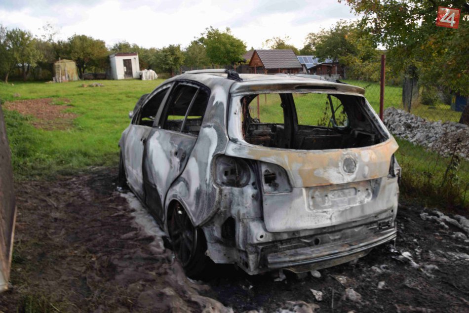 V OBRAZOCH: Požiar auta v Badíne vyšetruje polícia. Pozrite si zábery z miesta