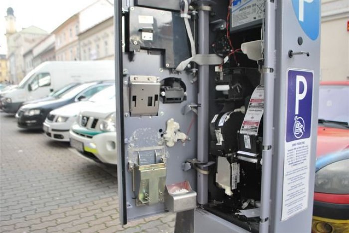 Ilustračný obrázok k článku Poškodením parkovacích automatov spôsobili škodu 880 eur