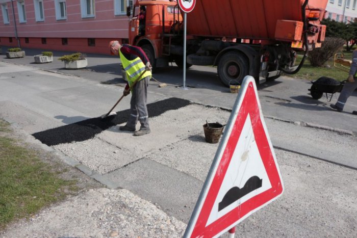Ilustračný obrázok k článku Monitoring ukázal, ako je to v Bystrici s cestami a chodníkmi: V zlom stave je ich 180!
