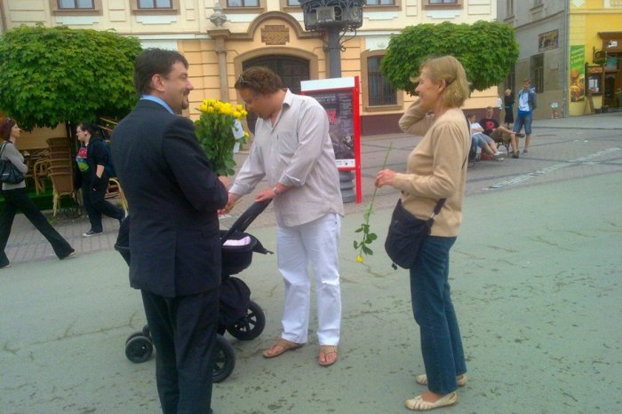 Ilustračný obrázok k článku Dámy, tešte sa na stretnutie s primátorom: Gogola chce no námestí opäť rozdávať žlté ruže