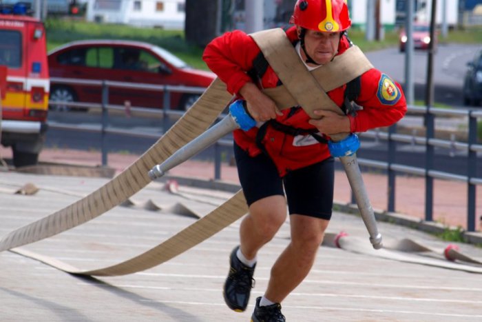 Ilustračný obrázok k článku Udrieť so 6kg kladivom 100krát a neprísť o ruky? Pre hasičov v Bystrici bez problémov!