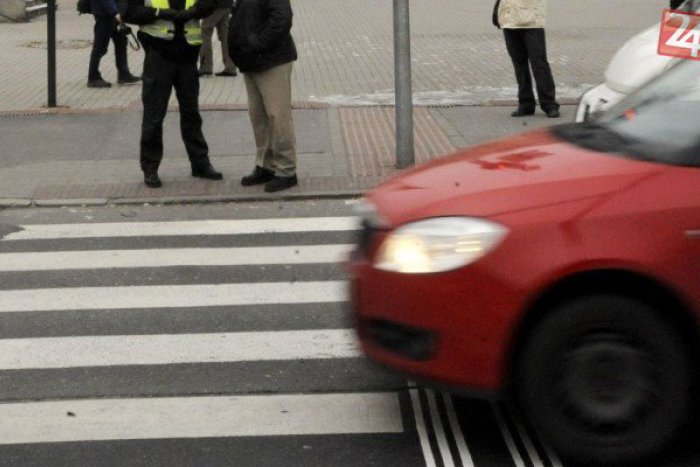 Ilustračný obrázok k článku Zrážka tínedžerky (18) s autom na bystrickom priechode: Polícia obvinila mladého vodiča!