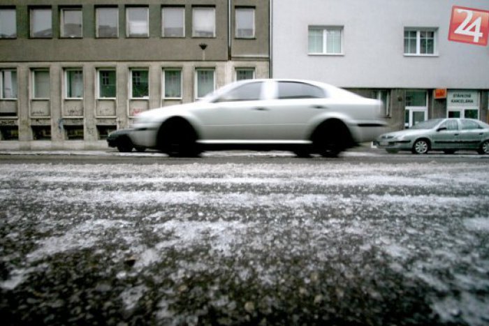 Ilustračný obrázok k článku Polícia varuje vodičov: Na cestách v kraji sa tvorí poľadovica, padá mrznúci dážď