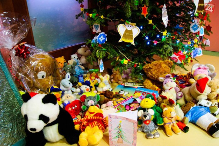 Ilustračný obrázok k článku Bystrickí básnici s veľkým srdcom: Ťažko chorým deťom doniesli desiatky hračiek!
