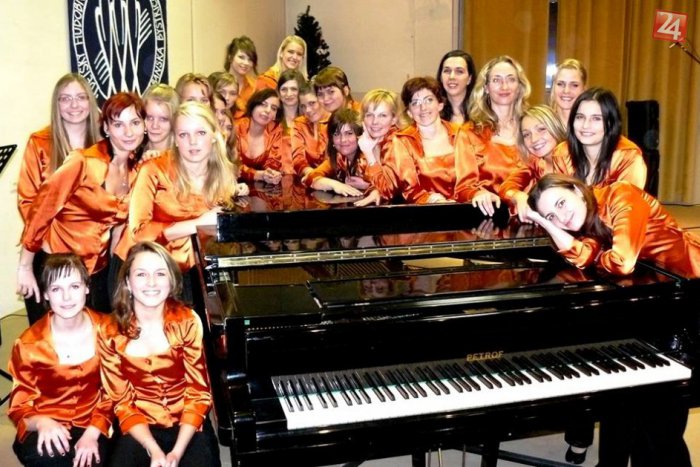 Ilustračný obrázok k článku Pod Urpínom máme hudobný klenot: Dievčenský spevácky zbor Dolce Canto žne úspechy aj v zahraničí