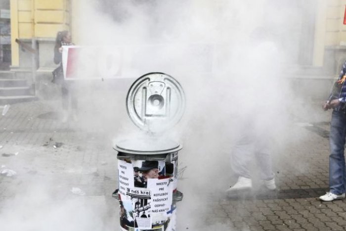 Ilustračný obrázok k článku V OBRAZOCH: Na proteste proti Marianovi Kotlebovi sa pálili kópie mesačníka Náš kraj