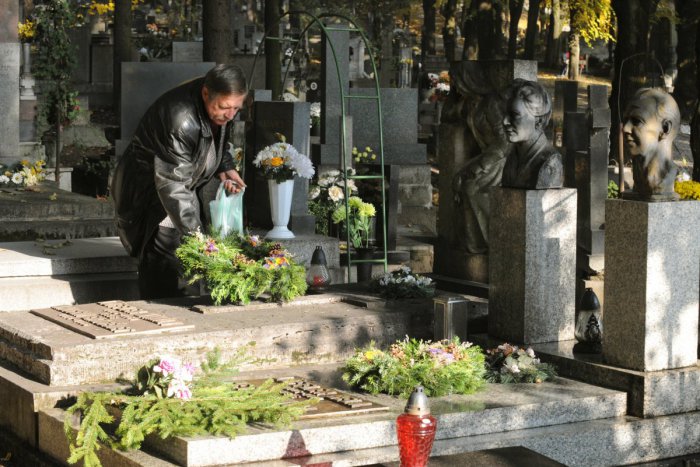 Ilustračný obrázok k článku Pietne chvíle v Bystrici: Mesto sprístupní vjazd k cintorínu, tešiť sa môžu aj cestujúci v MHD
