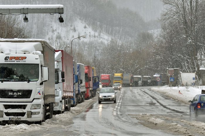 Ilustračný obrázok k článku Už je to tu: Sneženie komplikuje dopravu, prvé obmedzenia na cestách!