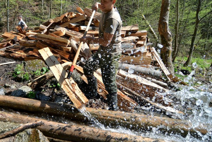 Ilustračný obrázok k článku Unikát neďaleko Bystrice opäť ožije: Vodným žľabom v Rakytove budú plaviť drevo už o pár dní!