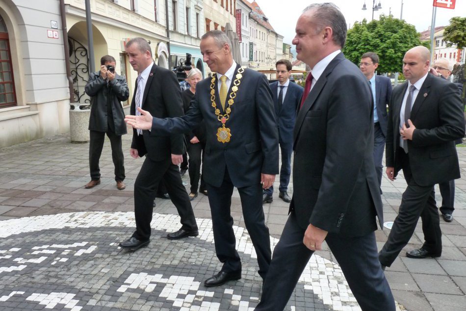 Ilustračný obrázok k článku Takto Bystrica vítala prezidenta: Na Andreja Kisku čakali podania rúk aj tľapnutia od detí! VIDEO