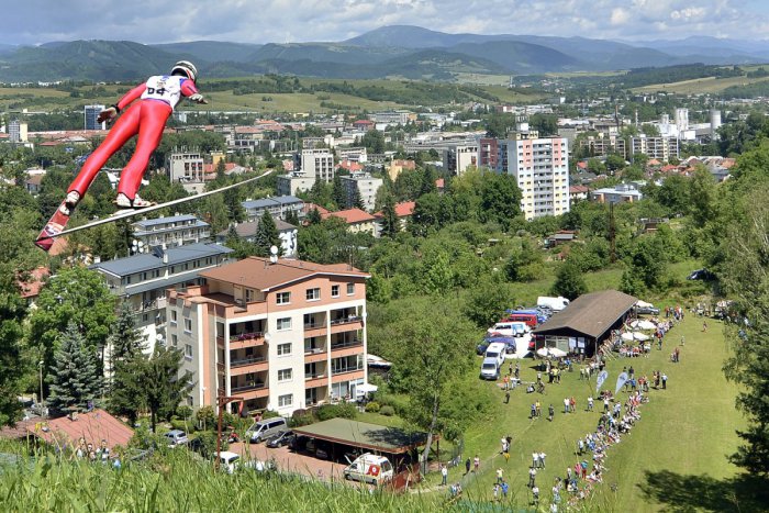 Ilustračný obrázok k článku Letné počasie ťahá ľudí k vode, v Bystrici sa dajú vidieť aj iné obrázky: V júni s obutými lyžiarkami!