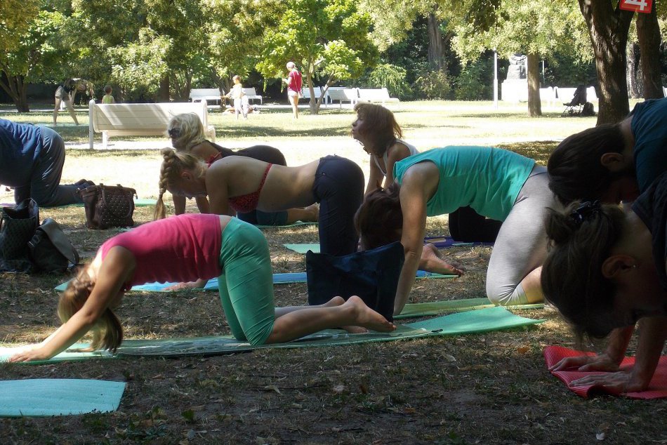 Ilustračný obrázok k článku Bystrický park zaplnia jogíni a jogínky. Pozrite, čo sa chystá už o pár dní