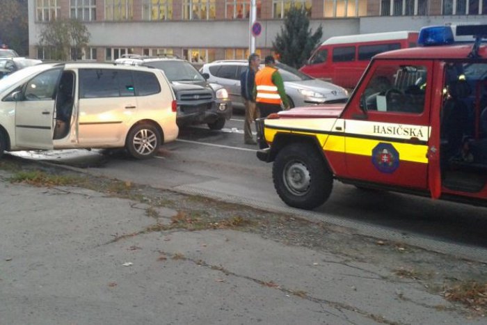 Ilustračný obrázok k článku Na Zvolenskej ceste sa zrazili autá: Zranenú vodičku previezli do nemocnice!