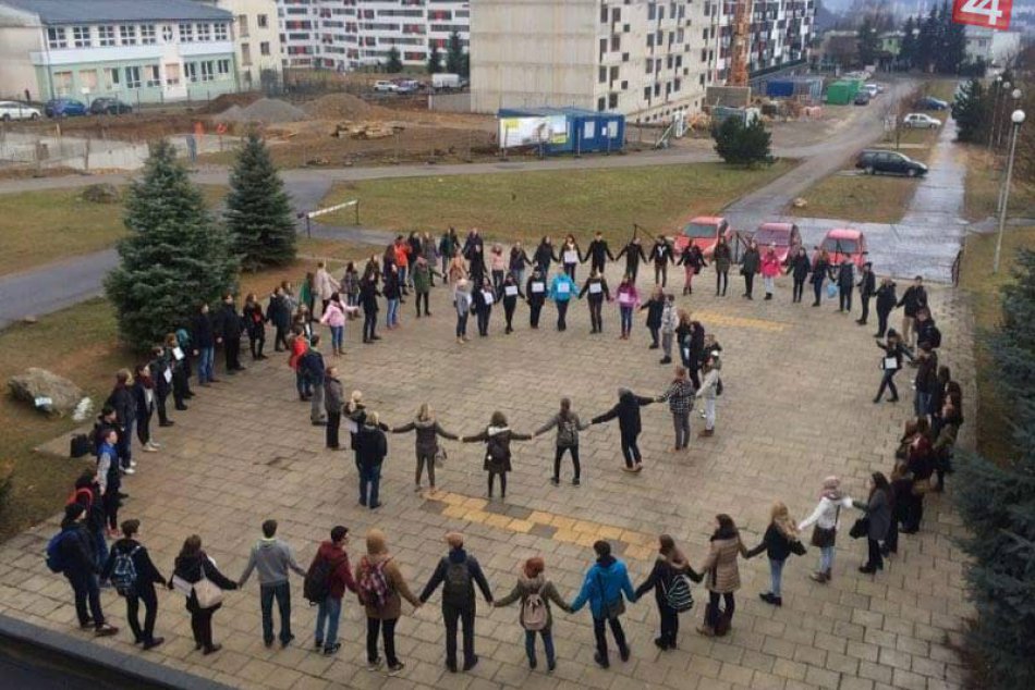 Ilustračný obrázok k článku FOTO a VIDEO: Takéto obrázky sa naskytli pred gymnáziom v Bystrici. Živá reťaz učiteľov so žiakmi!