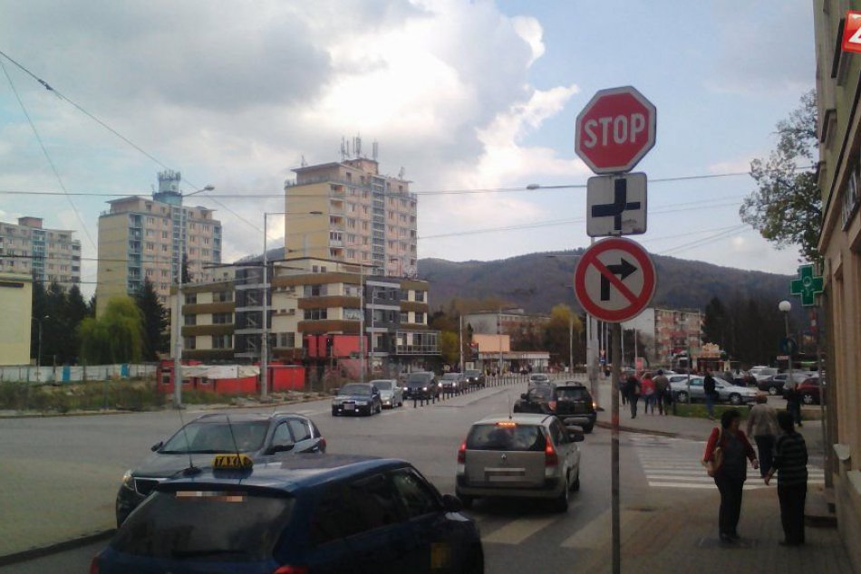 Ilustračný obrázok k článku SERIÁL: Najbizarnejšie križovatky v Bystrici. Aké riziká vás čakajú na Námestí Slobody?